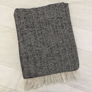 SFERRA Fine Linen Italy Black & White Chevron 100% Cotton Fringe Blanket/Throw